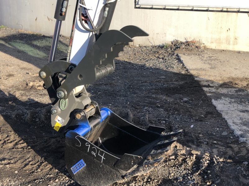 BOBCAT E35R2 HYD THUMB/COUPLER