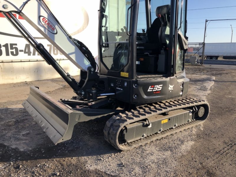 BOBCAT E35R2 HYD THUMB/COUPLER