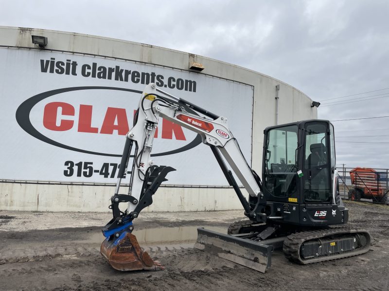 BOBCAT E35R2 HYD THUMB / COUPLER